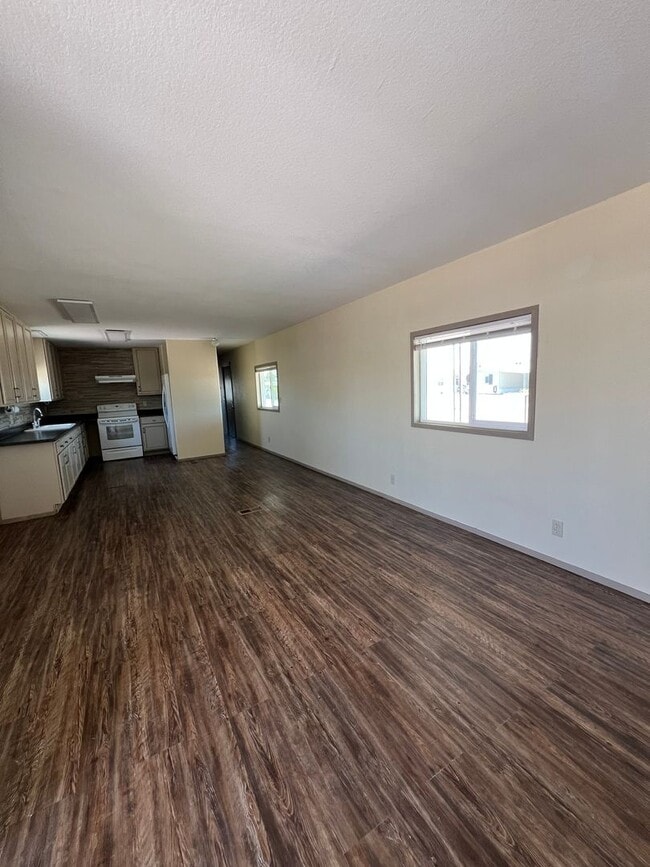 Building Photo - 2 br/ 2 bath home for rent