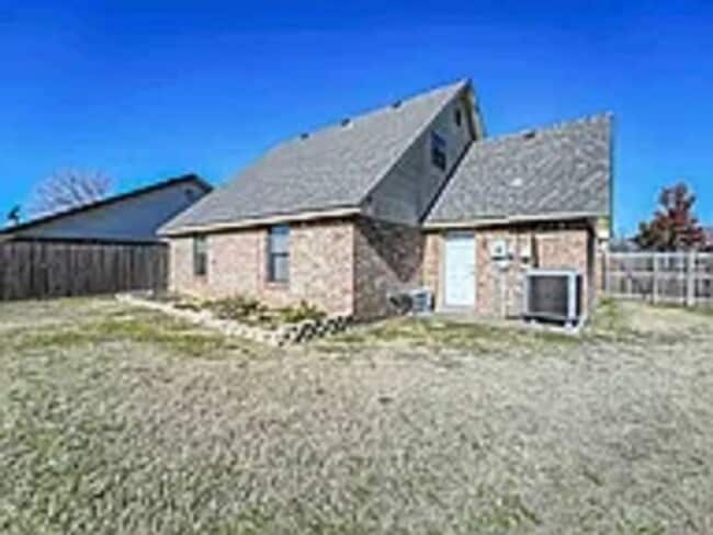 Building Photo - 4104 SW Rolling Hills Dr