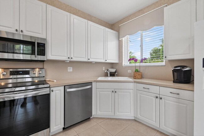 Building Photo - 425 SW Talquin Ln