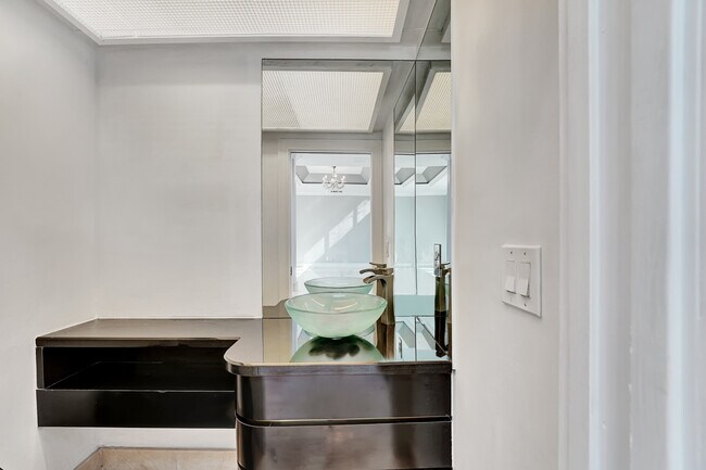 Building Photo - 937 Fern Dr