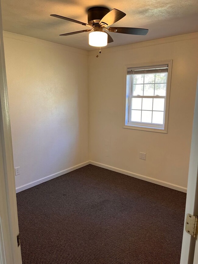 Building Photo - 2 Bedroom || 1 Bathroom Duplex Unit