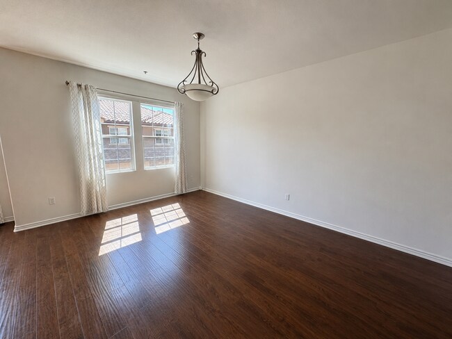 Building Photo - 332 East Hilltop Way