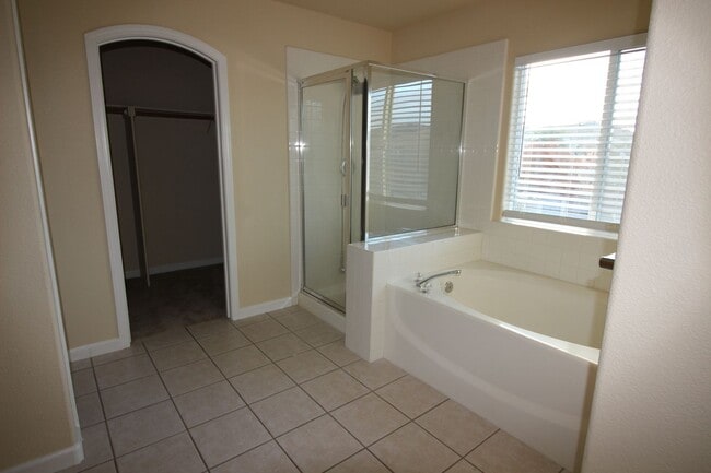 Building Photo - Spacious Home in SW Santa Rosa