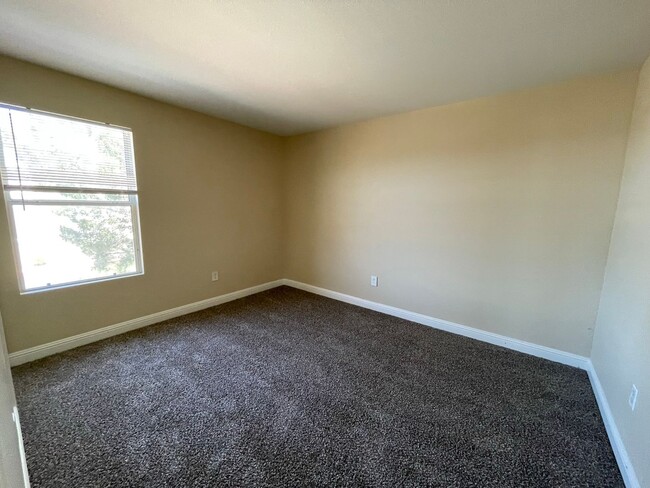 Building Photo - Gorgeous 2nd Floor Unit-Available SOON!