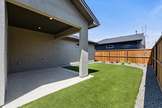 Building Photo - Resort-Style Living in the Prestigious Riv...