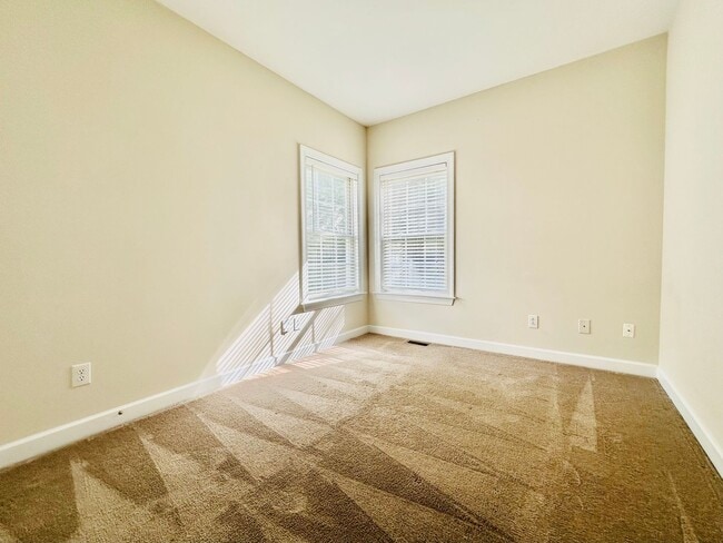 Building Photo - 5 BD, 4 BA Beautiful Wakefield Home