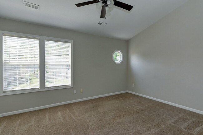 Building Photo - Beautiful 2 bed 2.5 bath Condo. Move-in Re...