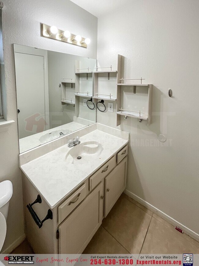 Building Photo - 3-Bedroom Home Near Lions Gate Park