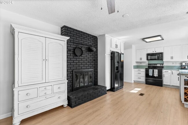 Building Photo - 18450 SW Deline St