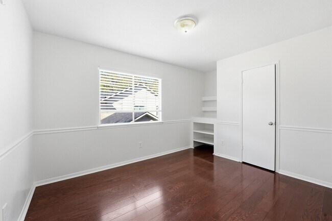 Building Photo - 18385 Ten Oaks Ct