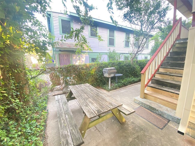 Building Photo - 2528 Avenue Q 1/2 Ave