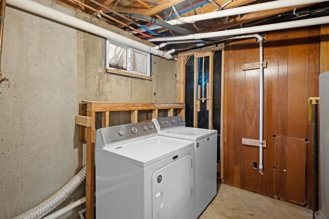 Building Photo - Gorgeous North Side Home With Shop!