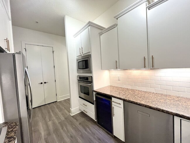 Building Photo - BEAUTIFUL CONDO WITH AMENITIES NEAR VANDER...