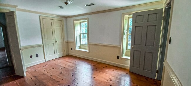Building Photo - Oversized 4 Bedroom 3.5 Bathroom Home Situ...