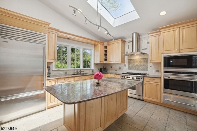 Building Photo - 24 Thackeray Dr