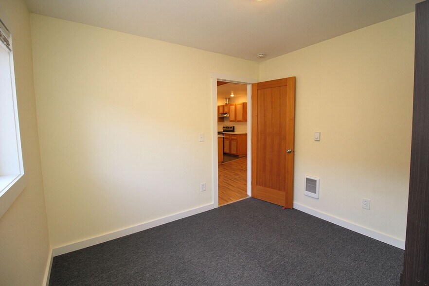 Building Photo - 6214 SE 51st Ave