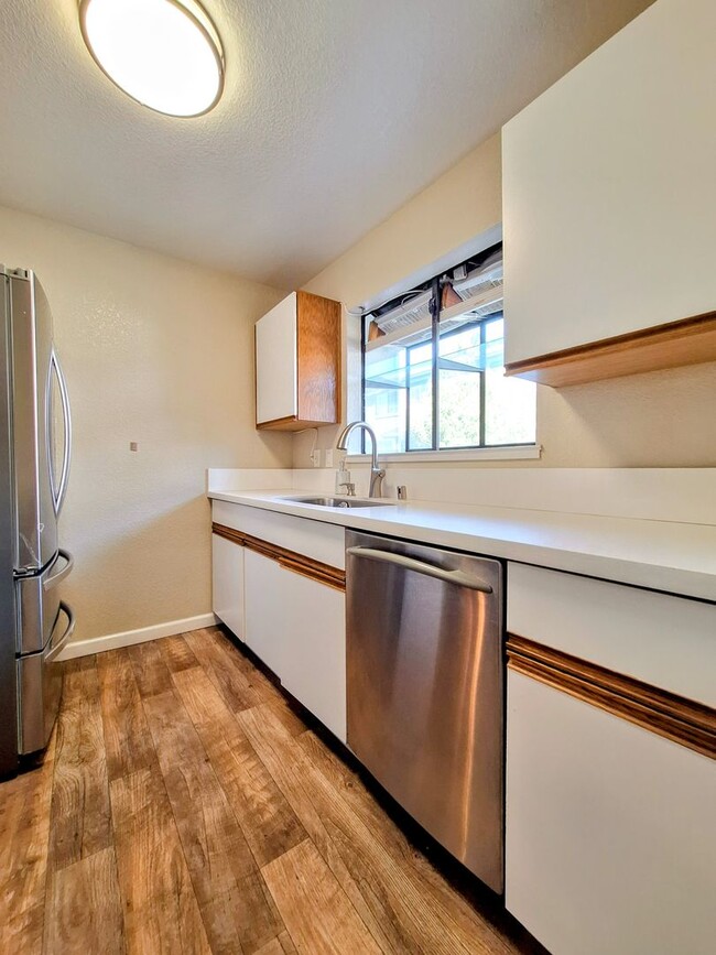 Building Photo - Beautiful Two-Story Condo With Pool, Hot T...