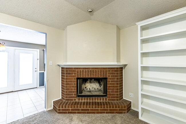 Building Photo - Beautiful House with Extra Room!