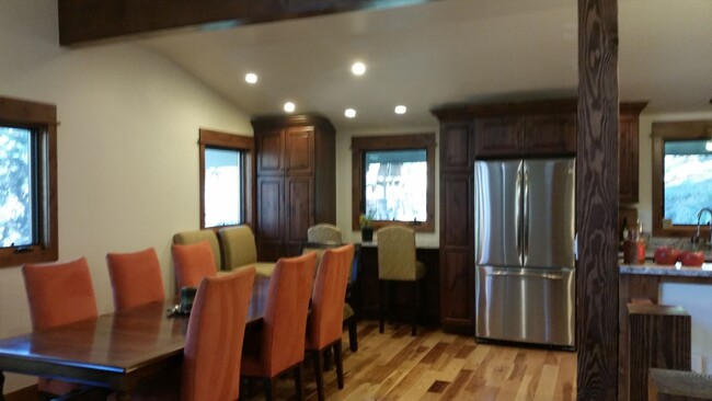 Building Photo - Available Now! Boulder's best kept secret....