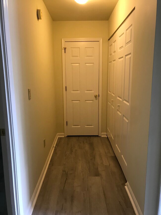 Building Photo - 1111 Cambridge Ct