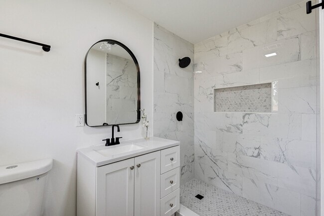 Building Photo - 1703 N Roberson St