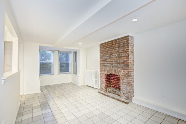 Building Photo - 1217 1/2 Independence Ave SE-