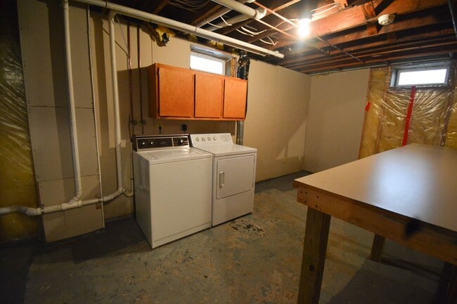 Building Photo - Move-In Ready 2 Bed 1 Bath With Large Yard...
