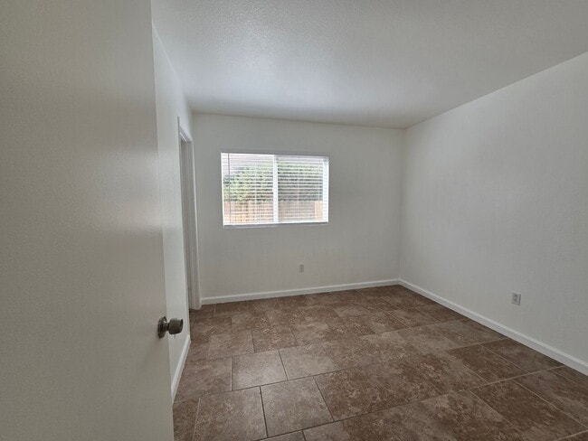 Building Photo - 1602 W Ave H4