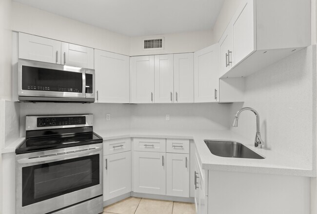 Building Photo - 215 Lake Pointe Dr