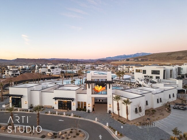 Building Photo - 3 Bedroom, 2.5 Bathroom Townhome in Auburn...