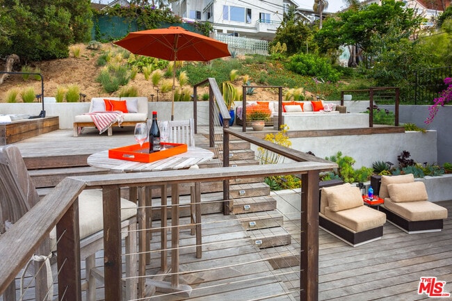 Building Photo - 218 Montreal St