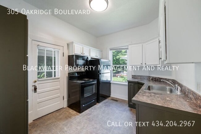 Building Photo - 305 Oakridge Blvd