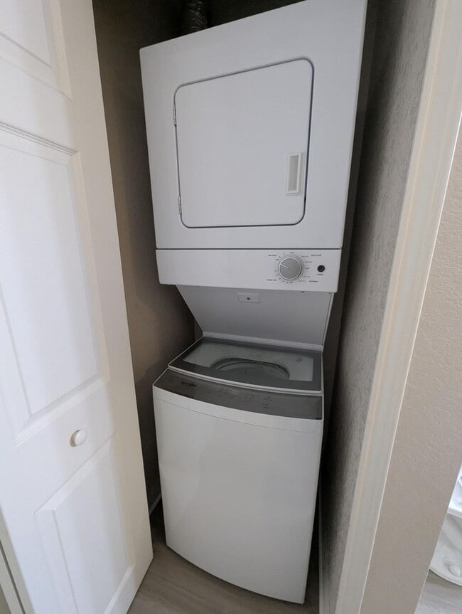 Building Photo - 1x1 New Flooring throughout! Spacious and ...