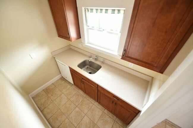 Building Photo - 1p716 - 3055-3061 Adeline Street