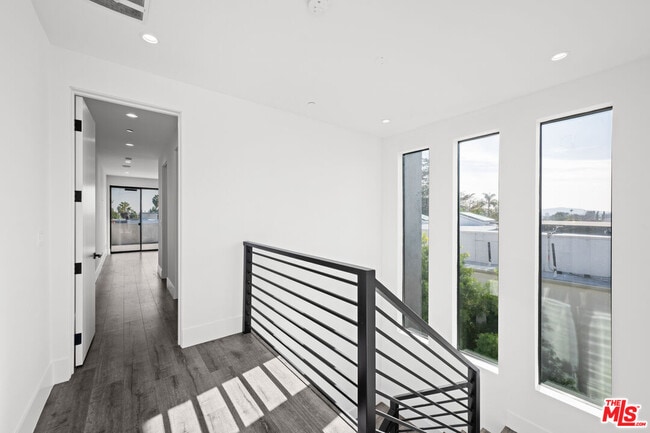 Building Photo - 1613 S Wooster St