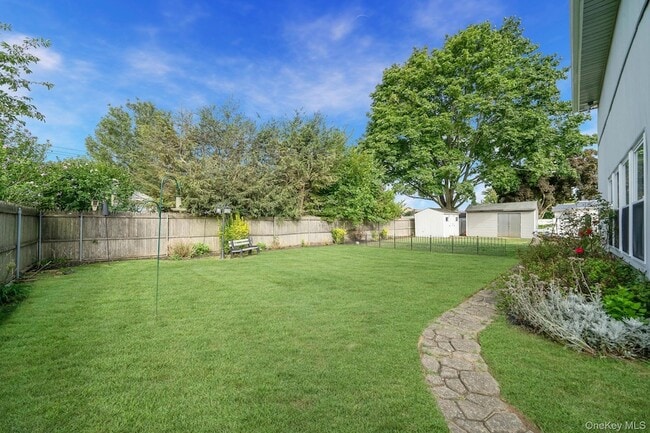 Building Photo - 100 E 7th St