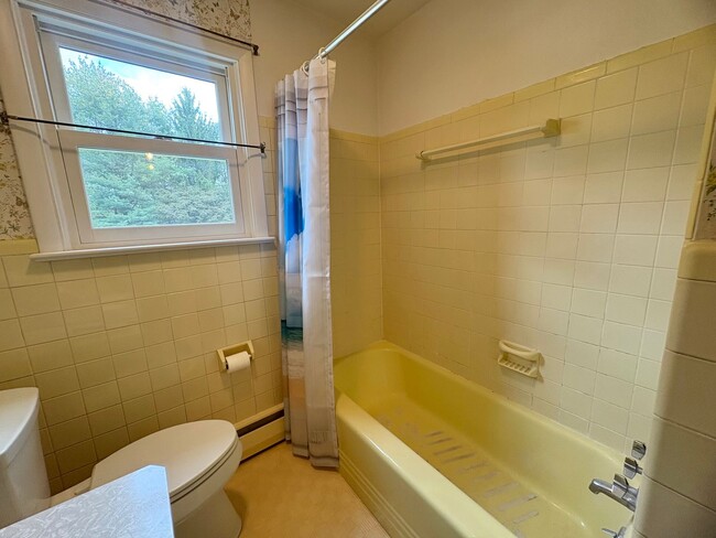 Building Photo - 3 Bedroom 1.5 Bathroom in Harrisburg -Cent...