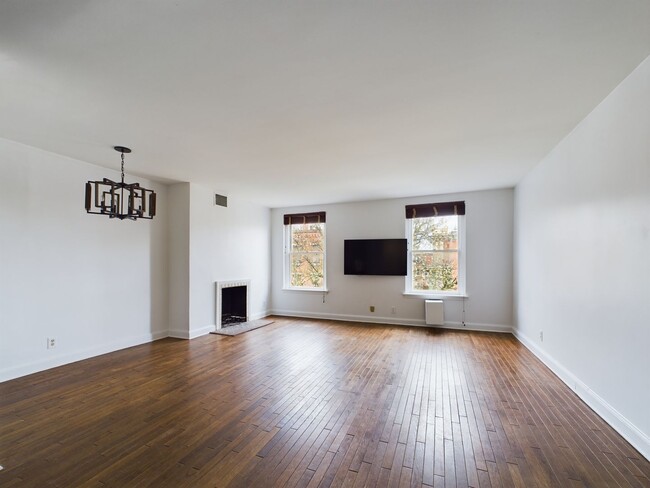 Building Photo - Fairmount 2 bed/1bath Bi-Level on Green St...