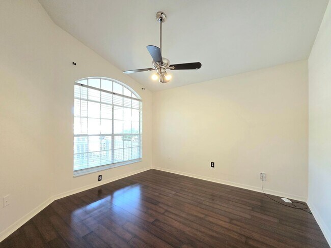 Building Photo - 1008 Royal Oaks Dr