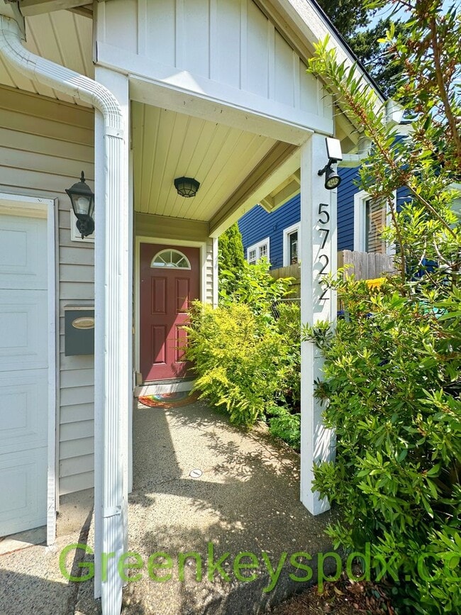 Building Photo - Awesome 3-bedroom 2.5-bathroom house in NE...