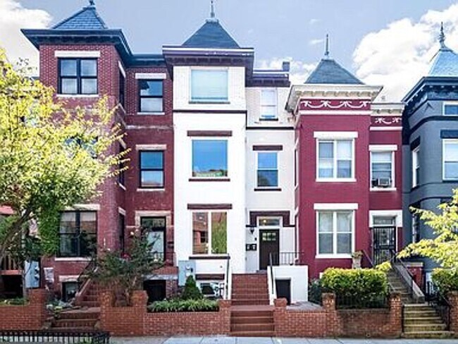 Building Photo - 3 Bed 2.5 Bath - Bloomingdale Condo - 1 Assigned Parking Space