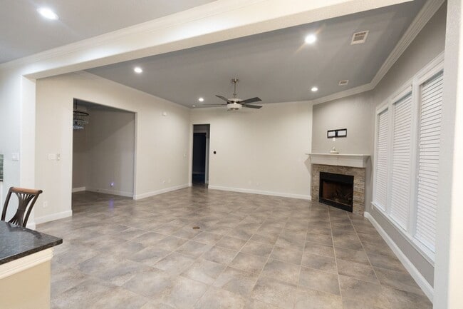 Building Photo - Majestic in Midlothian