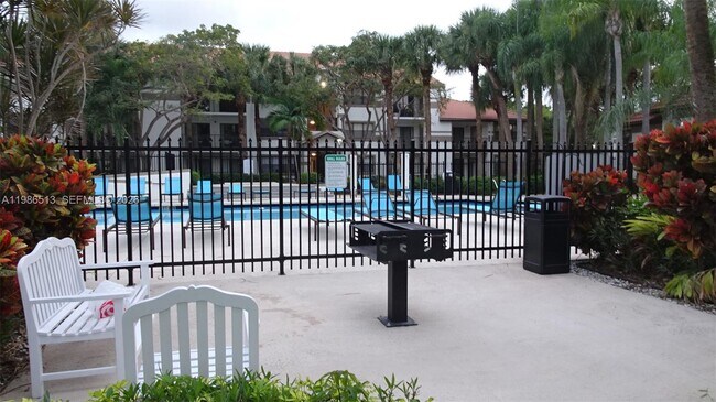 Building Photo - 560 S Park Rd