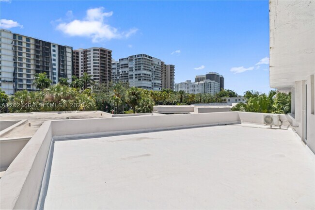 Building Photo - 10190 Collins Ave