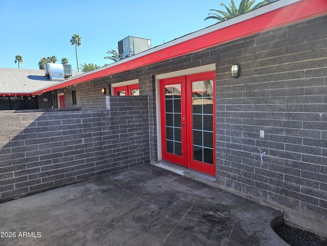 Building Photo - 324 W Pasadena Ave