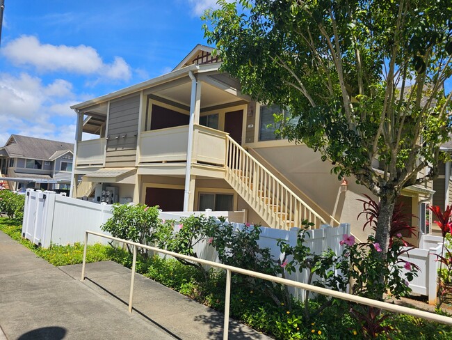 Building Photo - 2 Bed 1 Bath Condo 2 Parking ( Tandem parking right in front )