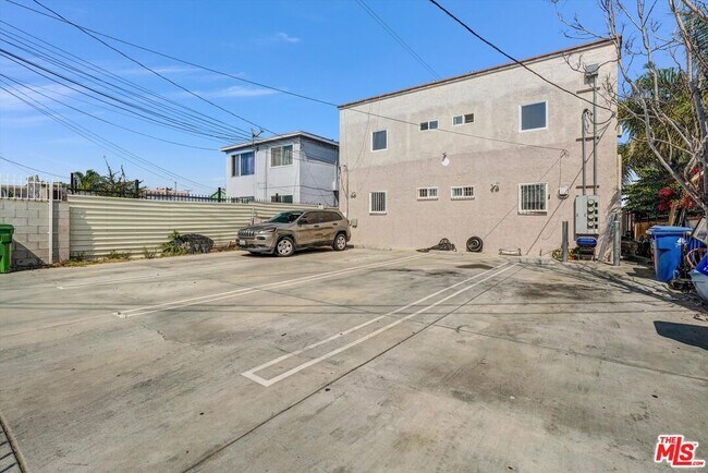 Building Photo - 5319 1/2 Normandie Ave
