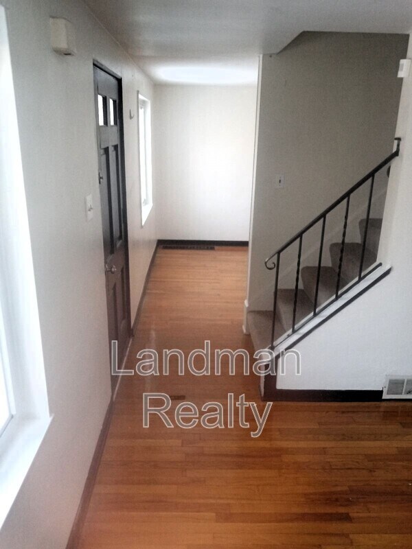 Building Photo - 464 Elias Dr