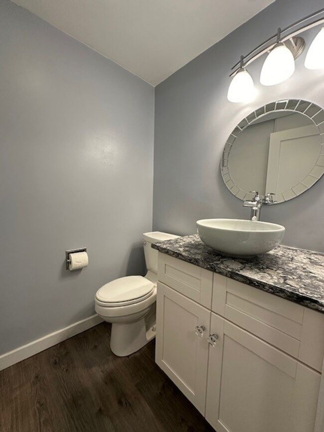 Building Photo - BEAUTIFULLY RENOVATED TOP FLOOR TOWNHOME C...