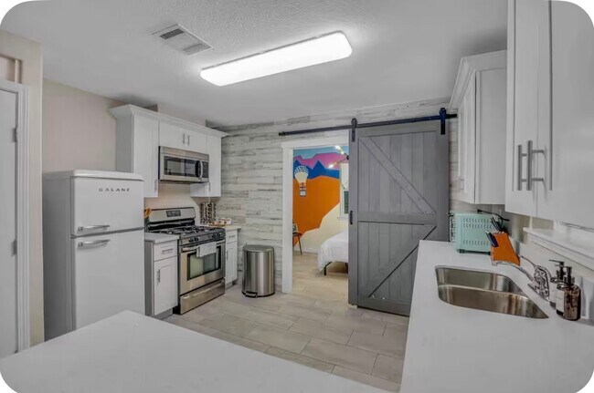 Building Photo - 8411 Garden Parks Dr